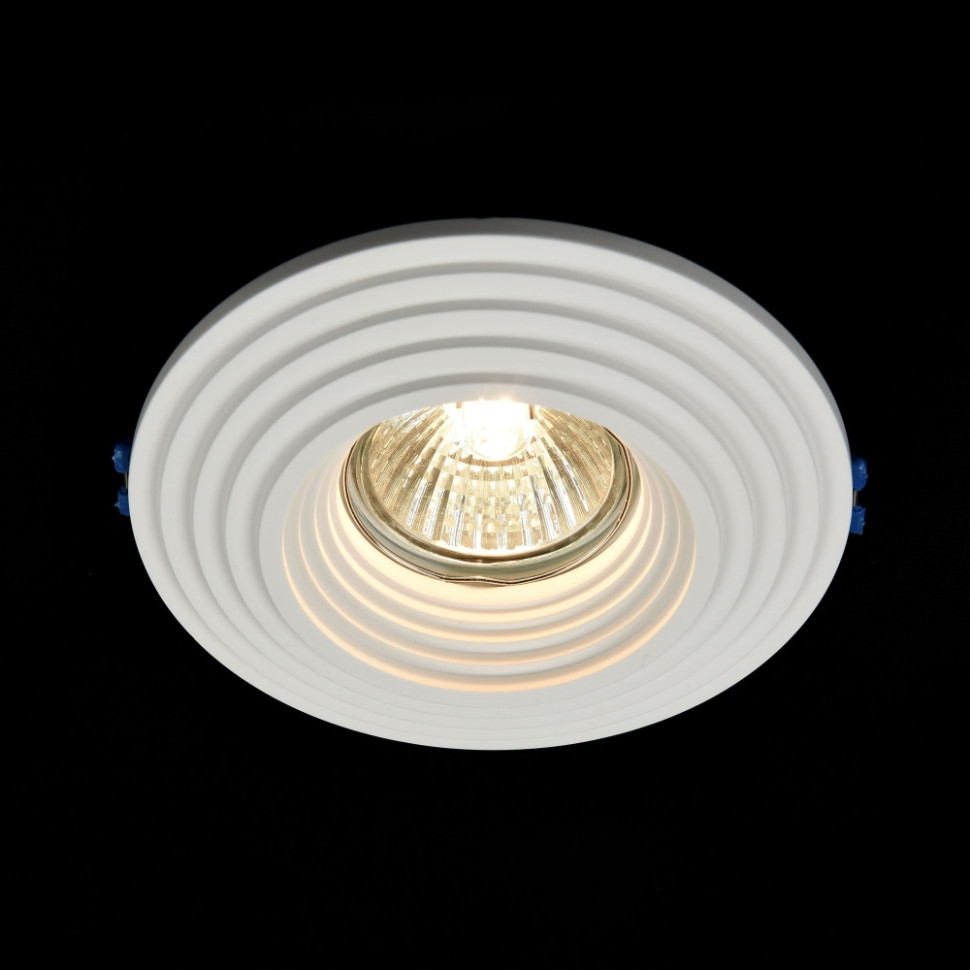 DL004-1-01-W Встраиваемый светильник Maytoni Gyps подвесная люстра maytoni line mod016pl l75w4k